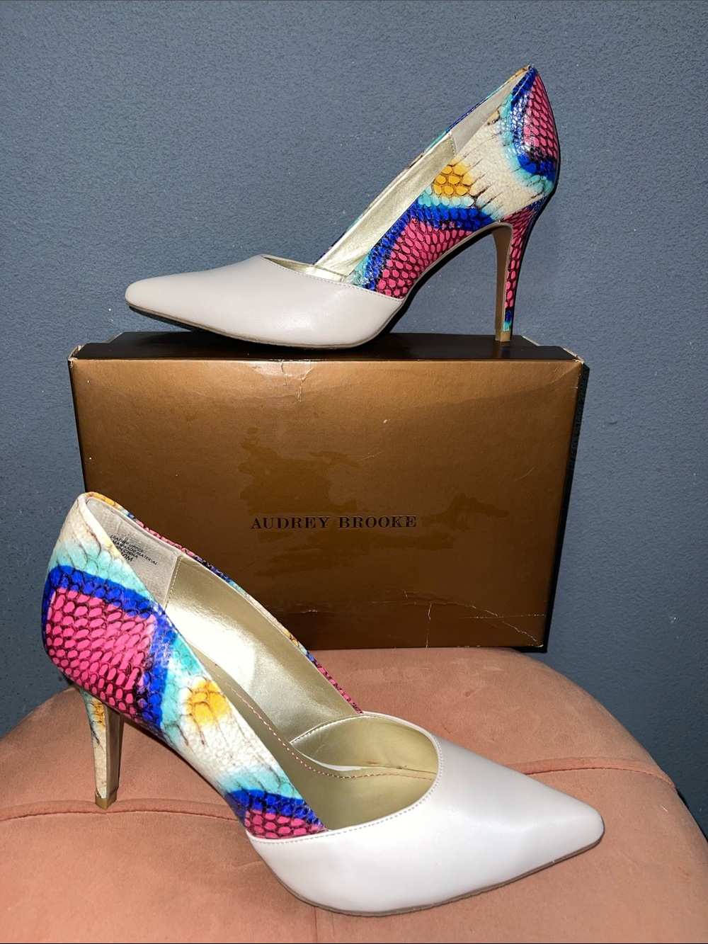 Audrey Brooke White Pointed-Toe Pumps with Multicolor Snake-Print Heel SZ 10